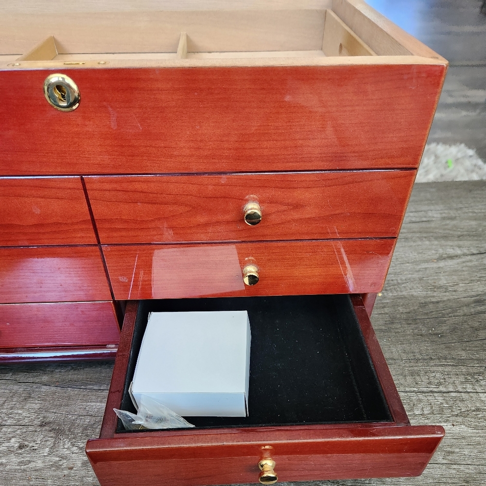 Antique-Style Humidor - Picture 2 of 5